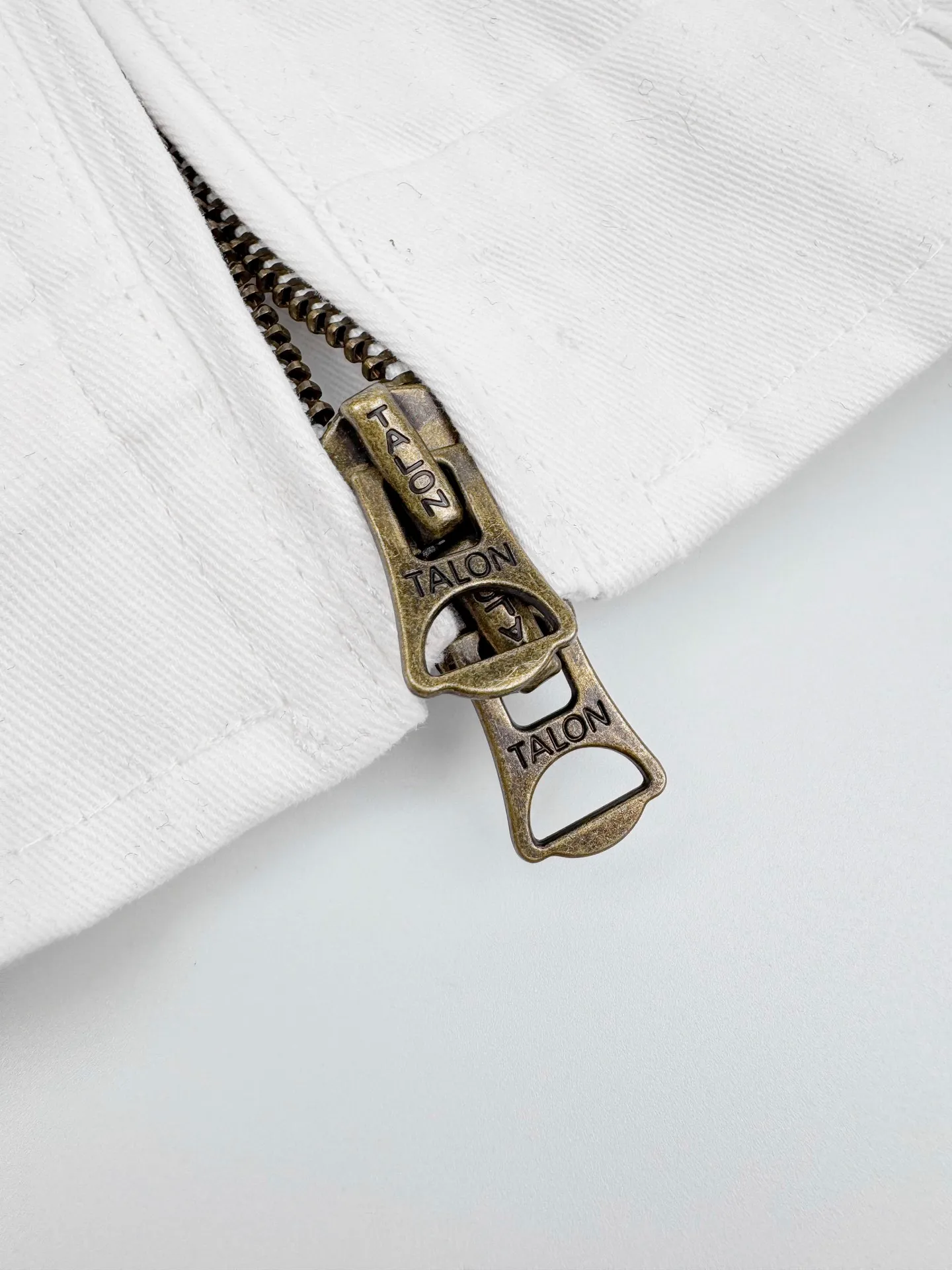 P460 Ralph Lauren embroidered zipper jacket. Customized cloud-velvet white twill cotton. Soft and silky. Comfortable against the skin. Dressed in pure white. Exuding innate elegance. Exquisite indigo pony logo embellished with it. Fully recognizable. Bringing an atmosphere of freedom and vitality. Pure and smart color symphony. Reconstructing classics with neat silhouettes and defining modern relaxation with versatile genes. Process 1: Using imported machine embroidery technology. Use advanced computer control systems and precision mechanical components to achieve iconic pony embroidery operations with high precision and smooth and delicate lines. Process 2: Template machine bag opening. The preset template guides the position, shape and size of the bag opening. The accuracy ensures the quality of the bag opening effect. Process 3: The hem is made in one go using a three-needle waist-drawing machine. The elastic band and fabric are sewn together in the same process using the machine's special needle position and feeding mechanism. The three-needle design is stronger and can evenly distribute pressure. Ensure that the elastic band and the fabric are closely attached. Process 4: The fabrics are washed carefully and have a better hand feel. Not easy to deform, not easy to shrink, not easy to fade, and maintain long-term beauty. Accessories: Customized 1:1 Ralph Lauren engraved buckle Customized 1:1 Ralph Lauren bronze zipper Customized 1:1 Ralph Lauren trademark Version: Fitted version Size: S M L XL